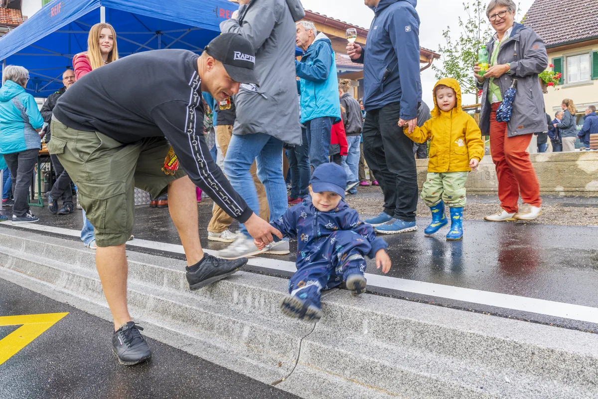 Elio aus Bietenholz erkundet die neue behindertengerechte Bushaltestelle. Für seine kurzen Beine ist die Stufe noch etwas zu hoch. Der neue Dorfplatz in Bisikon wurde feierlich eingeweiht.